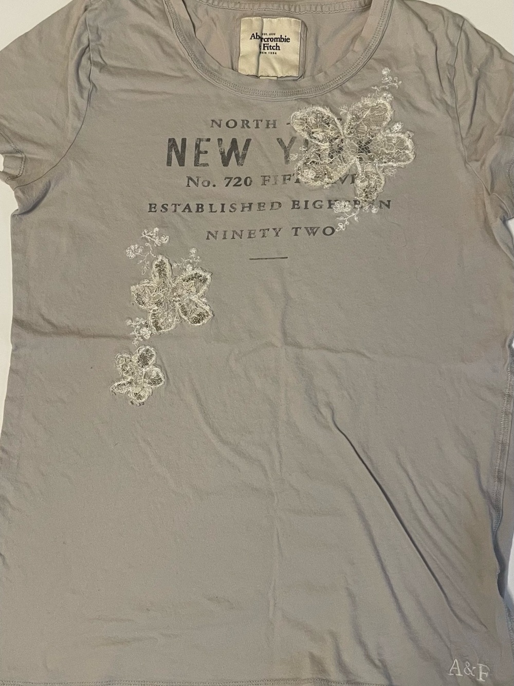 Abercrombie & Fitch Light Grey Graphic Tee with Cream Lace Appliqué - Picture 4 of 5